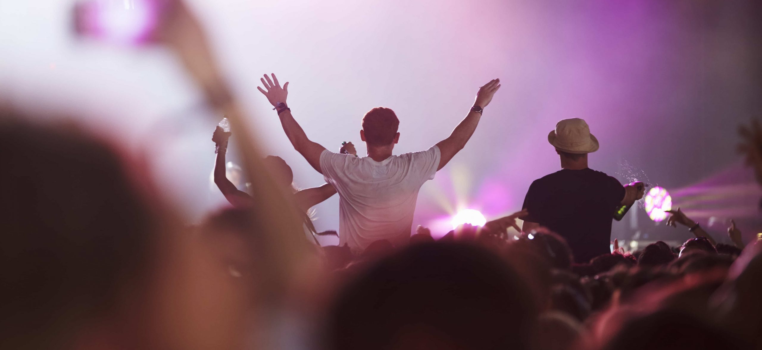 fans sitting on friends shoulders at music pz6t6s3 min scaled e1574920558143